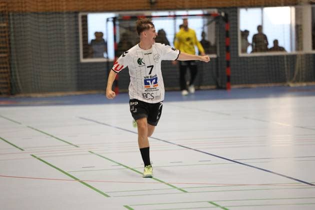 Piet Dau ( 11; HSG Eider Harde) läuft jubelnd mit geballten Fäusten über das Spielfeld, den Mund weit aufgerissen. Im Hintergrund ist der Torwart der HSG Eider Harde im gelben Trikot vor dem Tor zu sehen. Piet Dau ( 11; HSG Eider Harde) bejubelt Treffer in der Werner-Kuhrt-Halle *** Piet Dau 11 of HSG Eider Harde runs across the field cheering with his fists clenched, his mouth wide open. In the background, the HSG Eider Harde goalkeeper in the yellow jersey can be seen in front of the goal. Piet Dau 11 of HSG Eider Harde celebrates a goal at the Werner Kuhrt Halle. Copyright: xspeedshotx