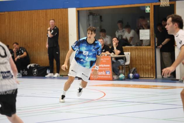 Julian Köster ( 7; THW Kiel) läuft dynamisch über das Parkett der Werner-Kuhrt-Halle in Hohn und sucht den freien Raum. Im Hintergrund sind Spieler der HSG Eider Harde sowie Zuschauer und Offizielle zu sehen. Julian Köster ( 7; THW Kiel) im Laufduell in der Werner-Kuhrt-Halle *** Julian Köster (No. 7, THW Kiel) races dynamically across the court at the Werner Kuhrt Halle in Hohn, looking for open space. In the background are players from HSG Eider Harde, as well as spectators and officials. Julian Köster (No. 7, THW Kiel) in a sprint duel at the Werner Kuhrt Halle Copyright: xspeedshotx