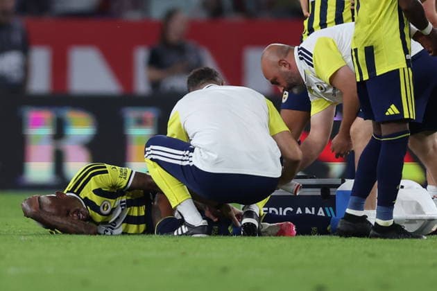 Gornik Zabrze v Fenerbahce - UEFA Champions League - Qualifying round ZABRZE, POLAND - JULY 29: Fenerbahce s Anderson Talisca receives medical treatment after sustaining an injury during the UEFA Champions League second-leg second qualifying round match between Gornik Zabrze and Fenerbahce at Arena Zabrze in Zabrze, Poland, on July 29, 2026. Jakub Porzycki Anadolu Zabrze Poland. Editorial use only. Please get in touch for any other usage.  Copyright: x2026xAnadoluxJakubxPorzyckix