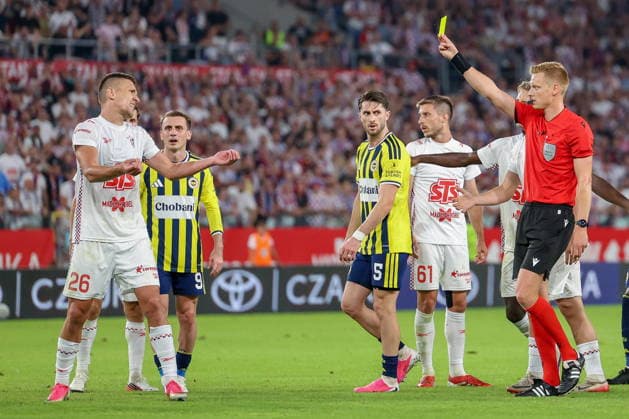 Zabrze 29.07.2026. Football UEFA Champions League match between Gornik Zabrze and Fenerbahce SK in Zabrze, Poland on July 29, 2026 --- Mecz pilka nozna UEFA Champions League pomiedzy Gornik Zabrze a Fenerbahce SK w Zabrzu, Polska 29 lipca 2026 Persons Shown: Lothar Dhondt Rafal Janicki zolta kartka, yellow card Fot. Michal Gaciarz Arena Akcji NEWSPIX.PL --- newspix.pl 
