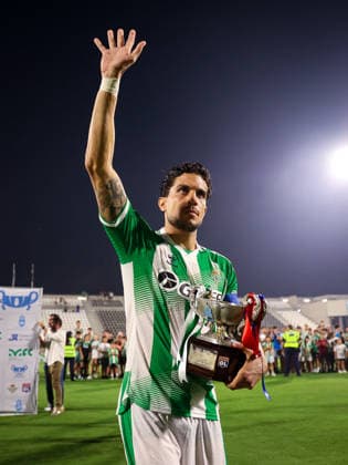 ESP preseason: Real Betis v Olympique the Lion. Marc Bartra of Real Betis poses for a photograph with the trophy of the City of La Linea after the pre-season friendly match between Real Betis and Olympique, played at the Municipal Stadium of La Linea in Cadiz on 29 July 2026. Cadiz Spain Soccer *** ESP Preseason: Real Betis vs. Olympique — Real Betis Marc Bartra poses for a photo with the City of La Línea trophy after the preseason friendly match between Real Betis and Olympique, played at the Municipal Stadium of La Línea in Cádiz on July 29, 2026. Cádiz, Spain. Soccer Copyright: xRafaelxRomanx xAgenciaxLOFx