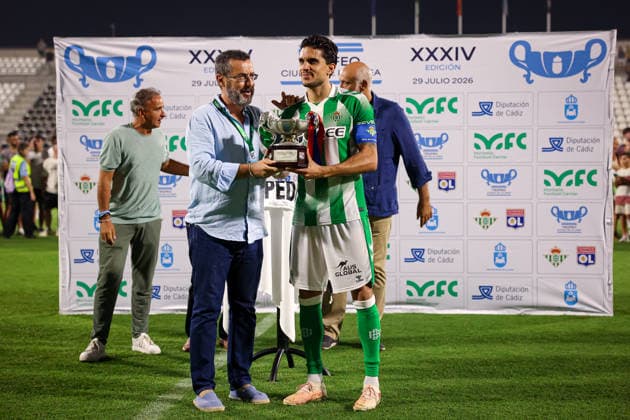 ESP preseason: Real Betis v Olympique the Lion. Marc Bartra of Real Betis poses for a photograph with the trophy of the City of La Linea after the pre-season friendly match between Real Betis and Olympique, played at the Municipal Stadium of La Linea in Cadiz on 29 July 2026. Cadiz Spain Soccer *** ESP Preseason: Real Betis vs. Olympique — Real Betis Marc Bartra poses for a photo with the City of La Línea trophy after the preseason friendly match between Real Betis and Olympique, played at the Municipal Stadium of La Línea in Cádiz on July 29, 2026. Cádiz, Spain. Soccer Copyright: xRafaelxRomanx xAgenciaxLOFx