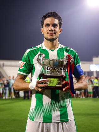 ESP preseason: Real Betis v Olympique the Lion. Marc Bartra of Real Betis poses for a photograph with the trophy of the City of La Linea after the pre-season friendly match between Real Betis and Olympique, played at the Municipal Stadium of La Linea in Cadiz on 29 July 2026. Cadiz Spain Soccer *** ESP Preseason: Real Betis vs. Olympique — Real Betis Marc Bartra poses for a photo with the City of La Línea trophy after the preseason friendly match between Real Betis and Olympique, played at the Municipal Stadium of La Línea in Cádiz on July 29, 2026. Cádiz, Spain. Soccer Copyright: xRafaelxRomanx xAgenciaxLOFx