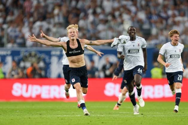 Tobias Bech of Aarhus GF celebrates after scoring the winning goal in the penalty shootout with teammates after qualifying for the UEFA Champions League Third Round Lech Poznan v Aarhus GF, UEFA Champions League Second Round Qualifier Second Leg, Football, Enea Stadion, Poznan, Poland, 29 07 2026 - 29 Jul 2026Poznan ENEA Stadion Poland  Copyright: xHanc WiredxPhotos Shutterstockx 17026455e