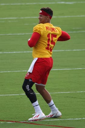ST. JOSEPH, MO - JULY 29: Patrick Mahomes 15 drops back to pass during the Kansas City Chiefs training camp on July 29, 2026 at Missouri Western State University in St. Joseph, MO. (Photo by Scott Winters Icon Sportswire) NFL, American Football Herren, USA JUL 29 Chiefs Training Camp EDITORIAL USE ONLY Icon2607290516
