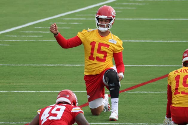 ST. JOSEPH, MO - JULY 29: Patrick Mahomes 15 of the Kansas City Chiefs stretches during the Kansas City Chiefs training camp on July 29, 2026 at Missouri Western State University in St. Joseph, MO. (Photo by Scott Winters Icon Sportswire) NFL, American Football Herren, USA JUL 29 Chiefs Training Camp EDITORIAL USE ONLY Icon2607290564