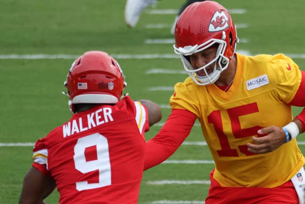 ST. JOSEPH, MO - JULY 29: Patrick Mahomes 15 hands the ball to Kenneth Walker 9 during the Kansas City Chiefs training camp on July 29, 2026 at Missouri Western State University in St. Joseph, MO. (Photo by Scott Winters Icon Sportswire) NFL, American Football Herren, USA JUL 29 Chiefs Training Camp EDITORIAL USE ONLY Icon2607290593