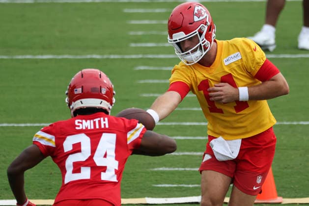 ST. JOSEPH, MO - JULY 29: Garrett Nussmeier 14 hands the ball off to Brashard Smith 24 during the Kansas City Chiefs training camp on July 29, 2026 at Missouri Western State University in St. Joseph, MO. (Photo by Scott Winters Icon Sportswire) NFL, American Football Herren, USA JUL 29 Chiefs Training Camp EDITORIAL USE ONLY Icon2607290599