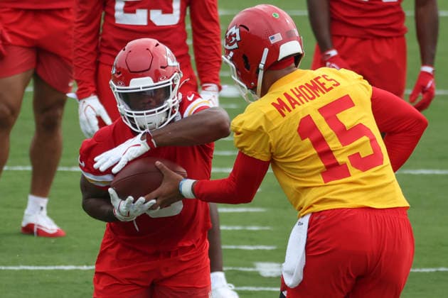 ST. JOSEPH, MO - JULY 29: Patrick Mahomes 15 hands the ball to Kenneth Walker 9 during the Kansas City Chiefs training camp on July 29, 2026 at Missouri Western State University in St. Joseph, MO. (Photo by Scott Winters Icon Sportswire) NFL, American Football Herren, USA JUL 29 Chiefs Training Camp EDITORIAL USE ONLY Icon2607290609