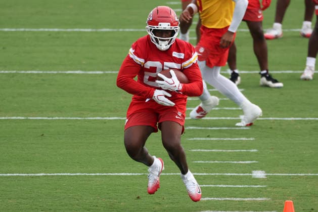 ST. JOSEPH, MO - JULY 29: Emari Demarcado 25 makes a cut with the ball during the Kansas City Chiefs training camp on July 29, 2026 at Missouri Western State University in St. Joseph, MO. (Photo by Scott Winters Icon Sportswire) NFL, American Football Herren, USA JUL 29 Chiefs Training Camp EDITORIAL USE ONLY Icon2607290622