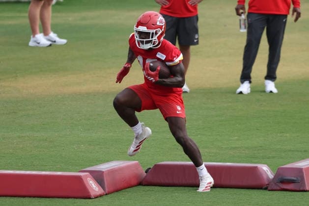 ST. JOSEPH, MO - JULY 29: Emmett Johnson 10 performs running back drills during the Kansas City Chiefs training camp on July 29, 2026 at Missouri Western State University in St. Joseph, MO. (Photo by Scott Winters Icon Sportswire) NFL, American Football Herren, USA JUL 29 Chiefs Training Camp EDITORIAL USE ONLY Icon2607290654
