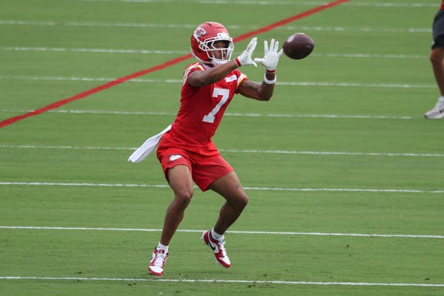 ST. JOSEPH, MO - JULY 29: Omari Evans 7 catches a ball during the Kansas City Chiefs training camp on July 29, 2026 at Missouri Western State University in St. Joseph, MO. (Photo by Scott Winters Icon Sportswire) NFL, American Football Herren, USA JUL 29 Chiefs Training Camp EDITORIAL USE ONLY Icon2607290656