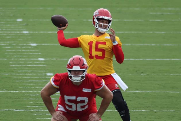 ST. JOSEPH, MO - JULY 29: Patrick Mahomes 15 throws a ball behind Creed Humphrey 52 during the Kansas City Chiefs training camp on July 29, 2026 at Missouri Western State University in St. Joseph, MO. (Photo by Scott Winters Icon Sportswire) NFL, American Football Herren, USA JUL 29 Chiefs Training Camp EDITORIAL USE ONLY Icon2607290707