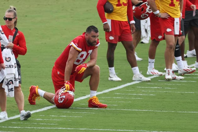 ST. JOSEPH, MO - JULY 29: Travis Kelce 87 kneels on the sidelines between plays during the Kansas City Chiefs training camp on July 29, 2026 at Missouri Western State University in St. Joseph, MO. (Photo by Scott Winters Icon Sportswire) NFL, American Football Herren, USA JUL 29 Chiefs Training Camp EDITORIAL USE ONLY Icon2607290723