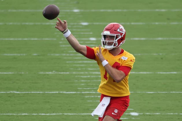 ST. JOSEPH, MO - JULY 29: Garrett Nussmeier 14 throws a pass during the Kansas City Chiefs training camp on July 29, 2026 at Missouri Western State University in St. Joseph, MO. (Photo by Scott Winters Icon Sportswire) NFL, American Football Herren, USA JUL 29 Chiefs Training Camp EDITORIAL USE ONLY Icon2607290734