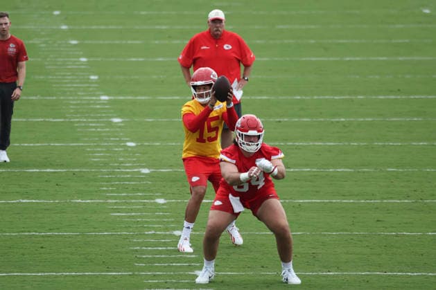 ST. JOSEPH, MO - JULY 29: Patrick Mahomes 15 takes a snap from Hunter Nourzad 64 while Andy Reid looks on during the Kansas City Chiefs training camp on July 29, 2026 at Missouri Western State University in St. Joseph, MO. (Photo by Scott Winters Icon Sportswire) NFL, American Football Herren, USA JUL 29 Chiefs Training Camp EDITORIAL USE ONLY Icon2607290758
