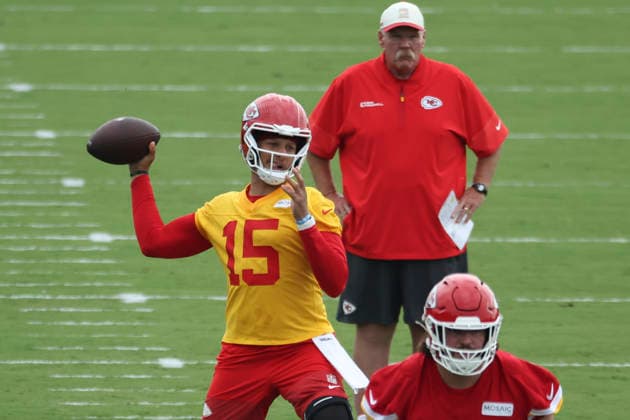 ST. JOSEPH, MO - JULY 29: Patrick Mahomes 15 throws a pass while Andy Reid looks on during the Kansas City Chiefs training camp on July 29, 2026 at Missouri Western State University in St. Joseph, MO. (Photo by Scott Winters Icon Sportswire) NFL, American Football Herren, USA JUL 29 Chiefs Training Camp EDITORIAL USE ONLY Icon2607290768