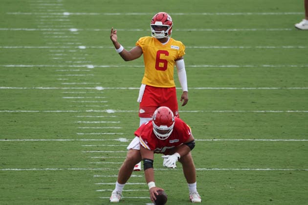 ST. JOSEPH, MO - JULY 29: Justin Fields 6 prepares to take a snap during the Kansas City Chiefs training camp on July 29, 2026 at Missouri Western State University in St. Joseph, MO. (Photo by Scott Winters Icon Sportswire) NFL, American Football Herren, USA JUL 29 Chiefs Training Camp EDITORIAL USE ONLY Icon2607290798