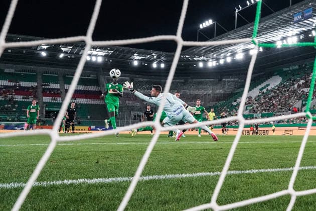 Fussball: Österreich: UEFA Conference League Qualifikation 2026 2027 - 2. Runde, 29.07.2026 - SK Rapid Wien (Österreich) vs. FC Santa Coloma (Andorra) - Allianz Stadion (Wien, Hütteldorf, Österreich); Roberto Rodriguez (Santa Coloma), nicht im Bild, trifft gegen Niklas Hedl (Rapid Wien) das Tor zum 6-2 *** Soccer Austria UEFA Conference League Qualifying 2026–2027, Round 2, July 29, 2026, SK Rapid Vienna (Austria) vs. FC Santa Coloma (Andorra) at Allianz Stadium, Vienna, Hütteldorf, Austria. Roberto Rodriguez of Santa Coloma (not pictured) scores the goal to make it 6–2 against Niklas Hedl of Rapid Vienna. Copyright: xLUKAxKOLANOVICx