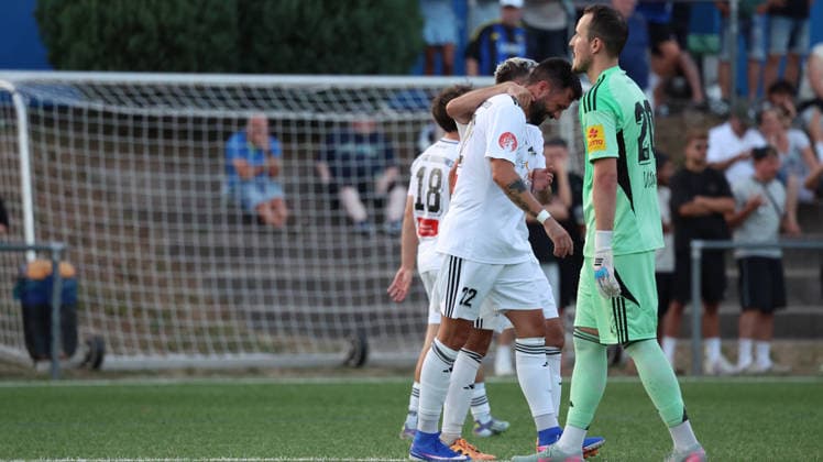 29.07.2026, xrekx, Fussball Schroeder-Liga Saar, 1. FC Saarbruecken II - SpVgg Quierschied v.l. Torjubel nach dem Tor zum celebrating the goal celebrate 2:3 durch Mittermüller Lukas (SpVgg Quierschied) mit Krauß Matthias (SpVgg Quierschied) Cymer Ricco (1. FC Saarbrücken II) enttaeuscht, enttäuscht, schaut enttaeuscht, niedergeschlagen, disappointed (DFL DFB REGULATIONS PROHIBIT ANY USE OF PHOTOGRAPHS as IMAGE SEQUENCES and or QUASI-VIDEO) Saarbruecken *** July 29, 2026, xrekx, Soccer, Schroeder League Saar, 1 FC Saarbrücken II vs. SpVgg Quierschied: Goal celebration after the goal scored by Lukas Mittermüller of SpVgg Quierschied, with Matthias Krauß and Ricco Cymer of SpVgg Quierschied; 1 FC Saarbrücken II looks disappointed, looks disappointed, dejected, DFL DFB REGULATIONS PROHIBIT ANY USE OF PHOTOGRAPHS as IMAGE SEQUENCES and or QUASI-VIDEO Saarbrücken