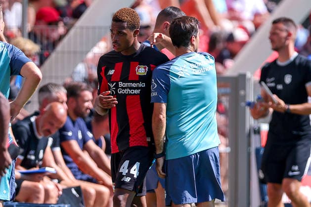 29.07.2026, Fußball, Bayer 04 Leverkusen - KRC Genk, Testspiel, Saison 2026 2027 im Ulrich-Haberland-Stadion: Jeanuel Belocian (Bayer04 Leverkusen 44) zusammen mit Cheftrainer Carles Martinez(Bayer04 Leverkusen hc) DFB regulations prohibit any use of photographs as image sequences and or quasi-video. Nordrhein-Westfalen Deutschland *** July 29, 2026, Soccer, Bayer 04 Leverkusen vs. KRC Genk, Friendly Match, 2026–2027 season at Ulrich Haberland Stadium; Jeanuel Belocian, Bayer 04 Leverkusen 44, alongside head coach Carles Martinez, Bayer 04 Leverkusen HC; DFB regulations prohibit any use of photographs as image sequences and or quasi-video; North Rhine-Westphalia, Germany
