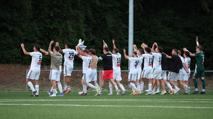 29.07.2026, xrekx, Fussball Schroeder-Liga Saar, 1. FC Saarbruecken II - SpVgg Quierschied v.l. SpVgg Quierschied Mannschaft, Spieler, jubeln nach Spielende, Team, Player, celebrate at the end of the match (DFL DFB REGULATIONS PROHIBIT ANY USE OF PHOTOGRAPHS as IMAGE SEQUENCES and or QUASI-VIDEO) Saarbruecken *** July 29, 2026, xrekx, Soccer, Schroeder League Saar, 1. FC Saarbrücken II vs. SpVgg Quierschied, SpVgg Quierschied team, players celebrating after the game, team, players, celebrating at the end of the match. DFL and DFB regulations prohibit any use of photographs as image sequences and or quasi-video. Saarbrücken