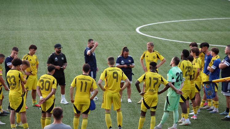 29.07.2026, xrekx, Fussball Schroeder-Liga Saar, 1. FC Saarbruecken II - SpVgg Quierschied v.l. Spielende Sammer Mozain (Trainer, 1. FC Saarbrücken II) gibt Anweisungen, gestikuliert, mit den Armen gestikulieren gives instructions, gesticulate (DFL DFB REGULATIONS PROHIBIT ANY USE OF PHOTOGRAPHS as IMAGE SEQUENCES and or QUASI-VIDEO) Saarbruecken *** July 29, 2026, xrekx, Soccer Schroeder League Saar, 1 FC Saarbrücken II vs. SpVgg Quierschied, end of the game, Sammer Mozain, coach, 1 FC Saarbrücken II gives instructions, gesticulates, gesticulates with his arms; DFL and DFB regulations prohibit any use of photographs as image sequences and or quasi-video; Saarbrücken