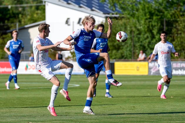 v.li.: Alexander Bernhardsson (Kiel, 11), Nathan De Cat (Hoffenheim, 17, Neuzugang), Zweikampf, Spielszene, Duell, duel, tackle, tackling, Dynamik, Action, Aktion, 29.07.2026, Zuzenhausen (Deutschland), Fussball, Testspiel, TSG 1899 Hoffenheim - Holstein Kiel, DFB DFL REGULATIONS PROHIBIT ANY USE OF PHOTOGRAPHS AS IMAGE SEQUENCES AND OR QUASI-VIDEO. *** From left: Alexander Bernhardsson (Kiel), 11; Nathan De Cat (Hoffenheim), 17; new signing; tackle; game scene; duel; tackle; tackling; dynamic; action; July 29, 2026, Zuzenhausen, Germany, soccer, friendly match, TSG 1899 Hoffenheim vs. Holstein Kiel, DFB and DFL regulations prohibit any use of photographs as image sequences and or quasi-video xozx