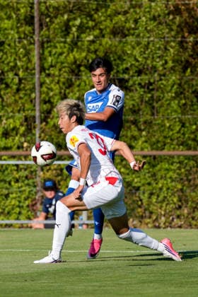 v.li.: Hiroki Sekine (Kiel, 32), Deniz Zeitler (Hoffenheim, 38), Zweikampf, Spielszene, Duell, duel, tackle, tackling, Dynamik, Action, Aktion, 29.07.2026, Zuzenhausen (Deutschland), Fussball, Testspiel, TSG 1899 Hoffenheim - Holstein Kiel, DFB DFL REGULATIONS PROHIBIT ANY USE OF PHOTOGRAPHS AS IMAGE SEQUENCES AND OR QUASI-VIDEO. *** v li Hiroki Sekine Kiel, 32, Deniz Zeitler Hoffenheim, 38, tackle, game scene, duel, tackle, tackling, dynamics, action, 07 29 2026, Zuzenhausen, Germany, soccer, friendly match, TSG 1899 Hoffenheim vs. Holstein Kiel, DFB and DFL regulations prohibit any use of photographs as image sequences and or quasi-video xozx