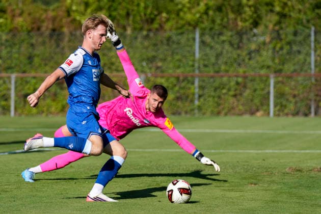 v.li.: Mats Rots (Hoffenheim, 39, Neuzugang), Timon Weiner (Torhüter, Kiel, 1), Zweikampf, Spielszene, Duell, duel, tackle, tackling, Dynamik, Action, Aktion, im Strafraum, Strafraumszene, 29.07.2026, Zuzenhausen (Deutschland), Fussball, Testspiel, TSG 1899 Hoffenheim - Holstein Kiel, DFB DFL REGULATIONS PROHIBIT ANY USE OF PHOTOGRAPHS AS IMAGE SEQUENCES AND OR QUASI-VIDEO. *** From left: Mats Rots (Hoffenheim), 39, new signing; Timon Weiner (goalkeeper, Kiel), 1, tackle, game scene, duel, tackle, tackling, dynamic, action, in the penalty area, penalty area scene, July 29, 2026, Zuzenhausen, Germany, soccer, friendly match, TSG 1899 Hoffenheim vs. Holstein Kiel, DFB and DFL regulations prohibit any use of photographs as image sequences and or quasi-video xozx