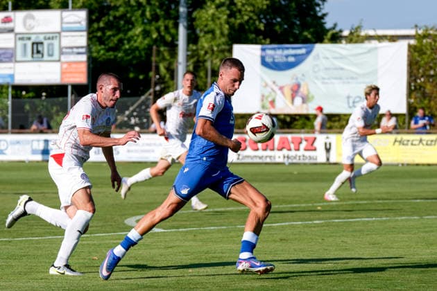 v.li.: David Zec (Kiel, 26), Tim Lemperle (Hoffenheim, 19), Zweikampf, Spielszene, Duell, duel, tackle, tackling, Dynamik, Action, Aktion, 29.07.2026, Zuzenhausen (Deutschland), Fussball, Testspiel, TSG 1899 Hoffenheim - Holstein Kiel, DFB DFL REGULATIONS PROHIBIT ANY USE OF PHOTOGRAPHS AS IMAGE SEQUENCES AND OR QUASI-VIDEO. *** v li David Zec Kiel, 26, Tim Lemperle Hoffenheim, 19, tackle, game scene, duel, tackle, tackling, dynamics, action, 07 29 2026, Zuzenhausen, Germany, soccer, friendly match, TSG 1899 Hoffenheim vs. Holstein Kiel, DFB and DFL regulations prohibit any use of photographs as image sequences and or quasi-video xozx