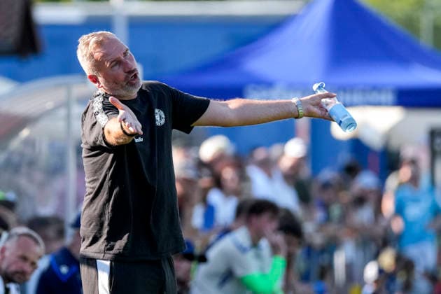 Tim Walter (Trainer, Cheftrainer, Kiel), gibt Anweisungen, gestikuliert, mit den Armen gestikulieren, Einzelbild, Einzelfoto, Aktion, Action, 29.07.2026, Zuzenhausen (Deutschland), Fussball, Testspiel, TSG 1899 Hoffenheim - Holstein Kiel, DFB DFL REGULATIONS PROHIBIT ANY USE OF PHOTOGRAPHS AS IMAGE SEQUENCES AND OR QUASI-VIDEO. *** Tim Walter, coach and head coach of Kiel, gives instructions, gesturing with his arms; single frame, single photo, action, July 29, 2026, Zuzenhausen, Germany, soccer, friendly match, TSG 1899 Hoffenheim vs. Holstein Kiel, DFB and DFL regulations prohibit any use of photographs as image sequences and or quasi-video xozx