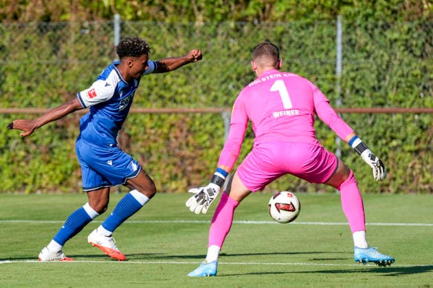v.li.: Bambase Conte (Hoffenheim, 20), Timon Weiner (Torhüter, Kiel, 1), Zweikampf, Spielszene, Duell, duel, tackle, tackling, Dynamik, Action, Aktion, im Strafraum, Strafraumszene, 29.07.2026, Zuzenhausen (Deutschland), Fussball, Testspiel, TSG 1899 Hoffenheim - Holstein Kiel, DFB DFL REGULATIONS PROHIBIT ANY USE OF PHOTOGRAPHS AS IMAGE SEQUENCES AND OR QUASI-VIDEO. *** v li Bambase Conte Hoffenheim, 20, Timon Weiner, goalkeeper, Kiel, 1, tackle, game scene, duel, tackle, tackling, dynamic, action, in the penalty area, penalty area scene, July 29, 2026, Zuzenhausen, Germany, soccer, friendly match, TSG 1899 Hoffenheim vs. Holstein Kiel, DFB and DFL regulations prohibit any use of photographs as image sequences and or quasi-video xozx