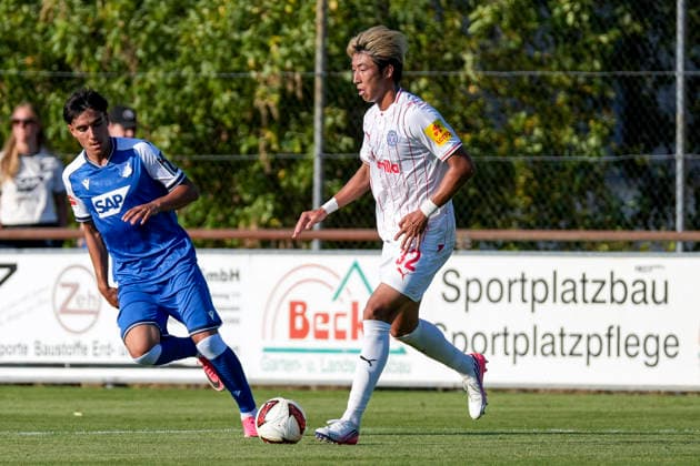 v.li.: Deniz Zeitler (Hoffenheim, 38), Hiroki Sekine (Kiel, 32), Aktion, Action, Spielszene, 29.07.2026, Zuzenhausen (Deutschland), Fussball, Testspiel, TSG 1899 Hoffenheim - Holstein Kiel, DFB DFL REGULATIONS PROHIBIT ANY USE OF PHOTOGRAPHS AS IMAGE SEQUENCES AND OR QUASI-VIDEO. *** v li Deniz Zeitler Hoffenheim, 38, Hiroki Sekine Kiel, 32, Action, Game Scene, July 29, 2026, Zuzenhausen, Germany, soccer, friendly match, TSG 1899 Hoffenheim vs. Holstein Kiel, DFB and DFL regulations prohibit any use of photographs as image sequences and or quasi-video xozx