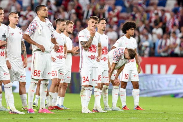 29.07.2025, Zabrze Liga Mistrzow UEFA sezon 2026 27 runda II kwalifikacji, Gornik Zabrze - Fenerbahce SK Stambul - UEFA Champions League football Match season 2026 27 round II qualification Gornik Zabrze - Fenerbahce SK Stambul Nz. Maximilian Dietz Bruno Durdov smutek Fot. Michal Chwieduk Arena Akcji NEWSPIX.PL --- newspix.pl 