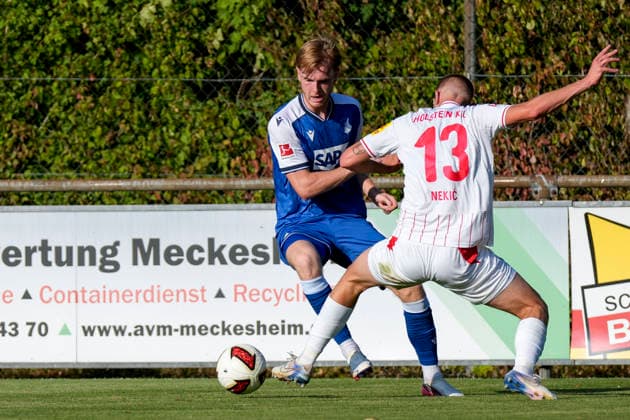 v.li.: Mats Rots (Hoffenheim, 39, Neuzugang), Ivan Nekic (Kiel, 13), Zweikampf, Spielszene, Duell, duel, tackle, tackling, Dynamik, Action, Aktion, 29.07.2026, Zuzenhausen (Deutschland), Fussball, Testspiel, TSG 1899 Hoffenheim - Holstein Kiel, DFB DFL REGULATIONS PROHIBIT ANY USE OF PHOTOGRAPHS AS IMAGE SEQUENCES AND OR QUASI-VIDEO. *** v li Mats Rots Hoffenheim, 39, new signing, Ivan Nekic Kiel, 13, tackle, game scene, duel, duel, tackle, tackling, dynamism, action, 07 29 2026, Zuzenhausen, Germany, soccer, friendly match, TSG 1899 Hoffenheim vs. Holstein Kiel, DFB and DFL regulations prohibit any use of photographs as image sequences and or quasi-video xozx
