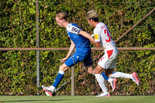 v.li.: Mats Rots (Hoffenheim, 39, Neuzugang), Hiroki Sekine (Kiel, 32), Zweikampf, Spielszene, Duell, duel, tackle, tackling, Dynamik, Action, Aktion, 29.07.2026, Zuzenhausen (Deutschland), Fussball, Testspiel, TSG 1899 Hoffenheim - Holstein Kiel, DFB DFL REGULATIONS PROHIBIT ANY USE OF PHOTOGRAPHS AS IMAGE SEQUENCES AND OR QUASI-VIDEO. *** v li Mats Rots Hoffenheim, 39, new signing, Hiroki Sekine Kiel, 32, tackle, game scene, duel, tackle, tackling, dynamism, action, 07 29 2026, Zuzenhausen, Germany, soccer, friendly match, TSG 1899 Hoffenheim vs. Holstein Kiel, DFB and DFL regulations prohibit any use of photographs as image sequences and or quasi-video xozx
