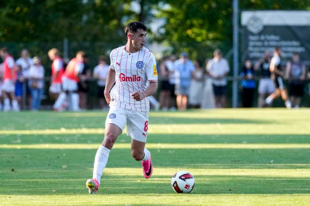 Guillermo Balzi (Kiel, 8), am Ball, Freisteller, Ganzkörper, Einzelbild, Einzelfoto, Aktion, Action, 29.07.2026, Zuzenhausen (Deutschland), Fussball, Testspiel, TSG 1899 Hoffenheim - Holstein Kiel, DFB DFL REGULATIONS PROHIBIT ANY USE OF PHOTOGRAPHS AS IMAGE SEQUENCES AND OR QUASI-VIDEO. *** Guillermo Balzi Kiel, 8, on the ball, cutout, full-body, single frame, single photo, action, 29 07 2026, Zuzenhausen, Germany, soccer, friendly match, TSG 1899 Hoffenheim vs. Holstein Kiel, DFB and DFL regulations prohibit any use of photographs as image sequences and or quasi-video xozx