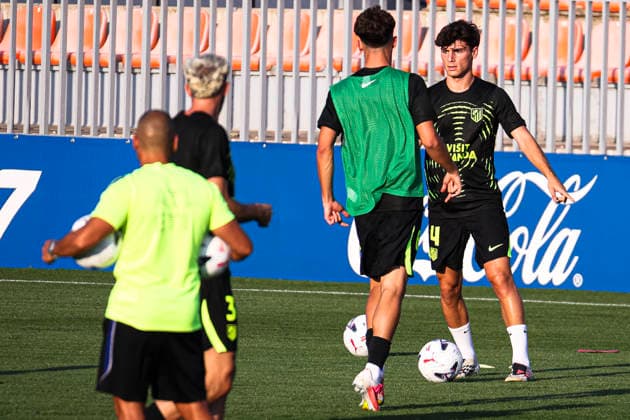 ESP: Atletico de Madrid v Getafe CF Pre season match 2026 2027 Rodrigo Mendoza of Atletico de Madrid takes the ball before Pre season match between Atletico de Madrid and Getafe at Estadio Cerro del Espino on July 29, 2026 in Majadahonda, Madrid, Spain. Madrid Madrid Spain Football *** ESP Atlético de Madrid vs. Getafe CF, 2026–2027 Preseason Match: Rodrigo Mendoza of Atlético de Madrid takes the ball before the preseason match between Atlético de Madrid and Getafe at Estadio Cerro del Espino on July 29, 2026, in Majadahonda, Madrid, Spain Madrid Madrid Spain Soccer Copyright: xAlejandroxMatiasx