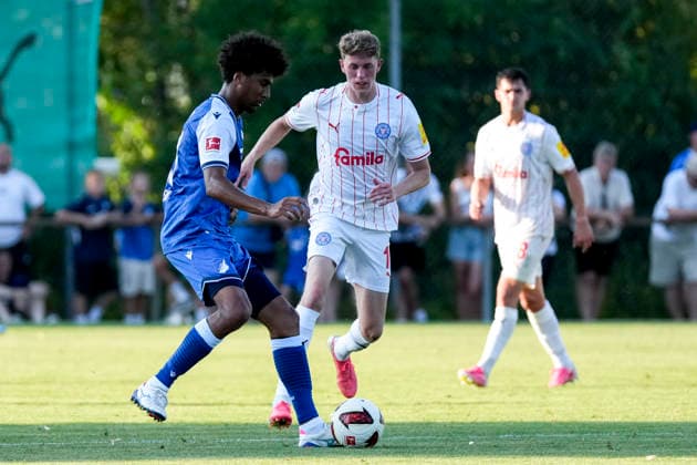 v.li.: Bernardo Fernandes da Silva Junior (Hoffenheim, 13), Alexander Bernhardsson (Kiel, 11), Zweikampf, Spielszene, Duell, duel, tackle, tackling, Dynamik, Action, Aktion, 29.07.2026, Zuzenhausen (Deutschland), Fussball, Testspiel, TSG 1899 Hoffenheim - Holstein Kiel, DFB DFL REGULATIONS PROHIBIT ANY USE OF PHOTOGRAPHS AS IMAGE SEQUENCES AND OR QUASI-VIDEO. *** v li Bernardo Fernandes da Silva Junior Hoffenheim, 13, Alexander Bernhardsson Kiel, 11, tackle, game scene, duel, tackle, tackling, dynamics, action, 07 29 2026, Zuzenhausen, Germany, soccer, friendly match, TSG 1899 Hoffenheim vs. Holstein Kiel, DFB and DFL regulations prohibit any use of photographs as image sequences and or quasi-video xozx