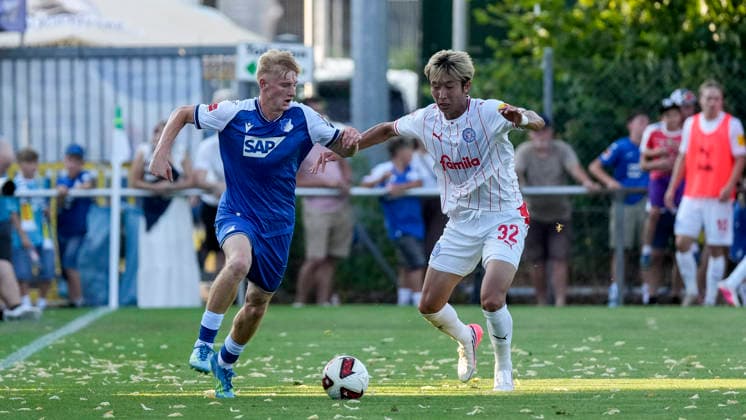 v.li.: Oskar Hencke (Hoffenheim, 41), Hiroki Sekine (Kiel, 32), Zweikampf, Spielszene, Duell, duel, tackle, tackling, Dynamik, Action, Aktion, 29.07.2026, Zuzenhausen (Deutschland), Fussball, Testspiel, TSG 1899 Hoffenheim - Holstein Kiel, DFB DFL REGULATIONS PROHIBIT ANY USE OF PHOTOGRAPHS AS IMAGE SEQUENCES AND OR QUASI-VIDEO. *** From left: Oskar Hencke (Hoffenheim), 41, Hiroki Sekine (Kiel), 32, tackle, game scene, duel, tackle, tackling, dynamism, action, July 29, 2026, Zuzenhausen, Germany, soccer, friendly match, TSG 1899 Hoffenheim vs. Holstein Kiel, DFB and DFL regulations prohibit any use of photographs as image sequences and or quasi-video xozx