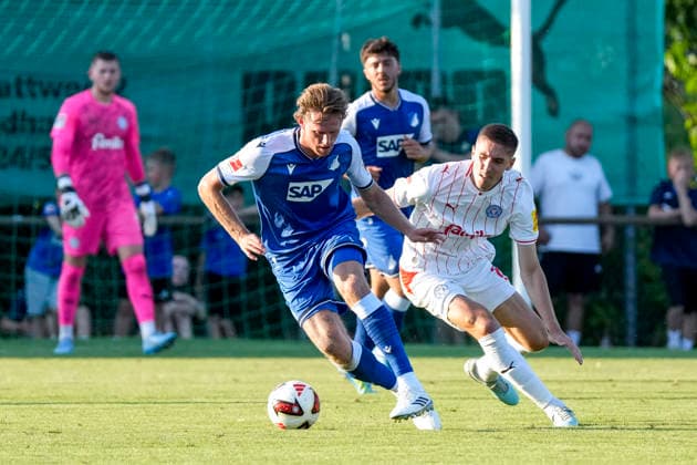 v.li.: Wouter Burger (Hoffenheim, 18), Marko Ivezic (Kiel, 6), Zweikampf, Spielszene, Duell, duel, tackle, tackling, Dynamik, Action, Aktion, 29.07.2026, Zuzenhausen (Deutschland), Fussball, Testspiel, TSG 1899 Hoffenheim - Holstein Kiel, DFB DFL REGULATIONS PROHIBIT ANY USE OF PHOTOGRAPHS AS IMAGE SEQUENCES AND OR QUASI-VIDEO. *** v li Wouter Burger Hoffenheim, 18, Marko Ivezic Kiel, 6, tackle, game scene, duel, tackle, tackling, dynamism, action, 07 29 2026, Zuzenhausen, Germany, soccer, friendly match, TSG 1899 Hoffenheim vs. Holstein Kiel, DFB and DFL regulations prohibit any use of photographs as image sequences and or quasi-video xozx