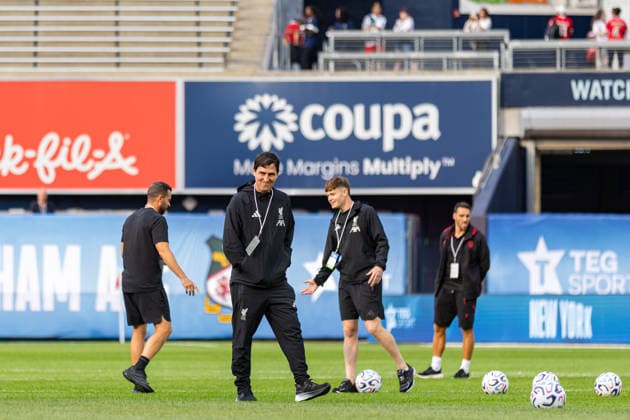 Football - Pre-Season - Liverpool FC v Wrexham AFC NEW YORK, USA - Wednesday, July 29, 2026: Liverpool s head coach Andoni Iraola on the pitch before a pre-season friendly match between Liverpool FC and Wrexham AFC at Yankee Stadium. (Photo by David Rawcliffe Propaganda) NEW YORK Yankee Stadium NEW YORK UNITED STATES OF AMERICA  Copyright: xDavidxRawcliffex P2026-07-29-Liverpool_Wrexham-7