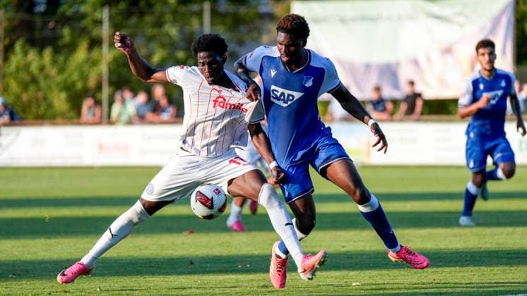 v.li.: Faride Alidou (Kiel, 17), Maxime Ndong-Penda (Hoffenheim, 42), Zweikampf, Spielszene, Duell, duel, tackle, tackling, Dynamik, Action, Aktion, 29.07.2026, Zuzenhausen (Deutschland), Fussball, Testspiel, TSG 1899 Hoffenheim - Holstein Kiel, DFB DFL REGULATIONS PROHIBIT ANY USE OF PHOTOGRAPHS AS IMAGE SEQUENCES AND OR QUASI-VIDEO. *** v li Faride Alidou Kiel, 17, Maxime Ndong Penda Hoffenheim, 42, tackle, game scene, duel, tackle, tackling, dynamics, action, 07 29 2026, Zuzenhausen, Germany, soccer, friendly match, TSG 1899 Hoffenheim vs. Holstein Kiel, DFB and DFL regulations prohibit any use of photographs as image sequences and or quasi-video xozx