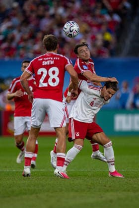 Football - Pre-Season - Liverpool FC v Wrexham AFC NEW YORK, USA - Wednesday, July 29, 2026: Liverpool s Milos Kerkez (R) challenges for a header with Wrexham s Oliver Rathbone during a pre-season friendly match between Liverpool FC and Wrexham AFC at Yankee Stadium. (Photo by David Rawcliffe Propaganda) NEW YORK Yankee Stadium NEW YORK UNITED STATES OF AMERICA  Copyright: xDavidxRawcliffex P2026-07-29-Liverpool_Wrexham-40