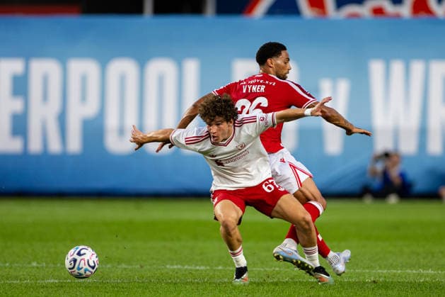 Football - Pre-Season - Liverpool FC v Wrexham AFC NEW YORK, USA - Wednesday, July 29, 2026: Liverpool s Lewis Koumas is challenged by Wrexham s Zak Vyner (R) during a pre-season friendly match between Liverpool FC and Wrexham AFC at Yankee Stadium. (Photo by David Rawcliffe Propaganda) NEW YORK Yankee Stadium NEW YORK UNITED STATES OF AMERICA  Copyright: xDavidxRawcliffex P2026-07-29-Liverpool_Wrexham-42