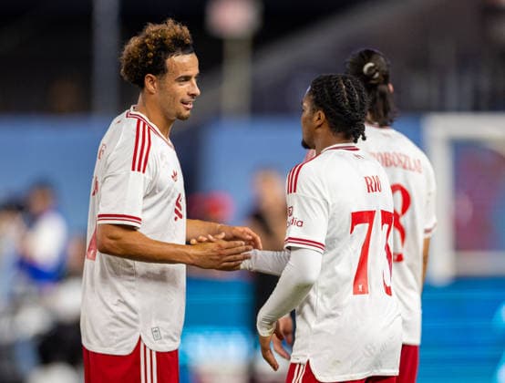 Football - Pre-Season - Liverpool FC v Wrexham AFC NEW YORK, USA - Wednesday, July 29, 2026: Liverpool s Rio Ngumoha celebrates with team-mate Curtis Jones (L) after scoring the first goal during a pre-season friendly match between Liverpool FC and Wrexham AFC at Yankee Stadium. (Photo by David Rawcliffe Propaganda) NEW YORK Yankee Stadium NEW YORK UNITED STATES OF AMERICA  Copyright: xDavidxRawcliffex P2026-07-29-Liverpool_Wrexham-78