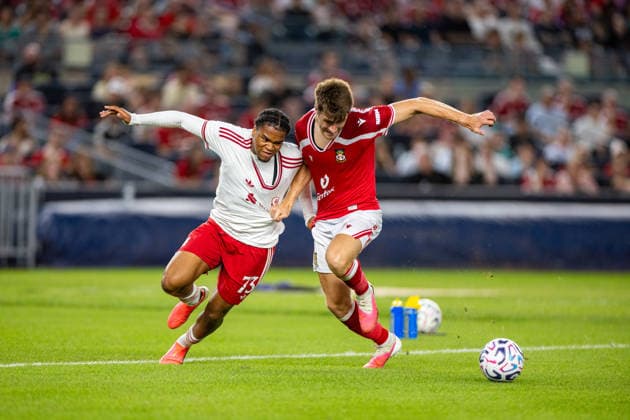 Football - Pre-Season - Liverpool FC v Wrexham AFC NEW YORK, USA - Wednesday, July 29, 2026: Liverpool s Rio Ngumoha is challenged by Wrexham s George Thomason (R) during a pre-season friendly match between Liverpool FC and Wrexham AFC at Yankee Stadium. (Photo by David Rawcliffe Propaganda) NEW YORK Yankee Stadium NEW YORK UNITED STATES OF AMERICA  Copyright: xDavidxRawcliffex P2026-07-29-Liverpool_Wrexham-103