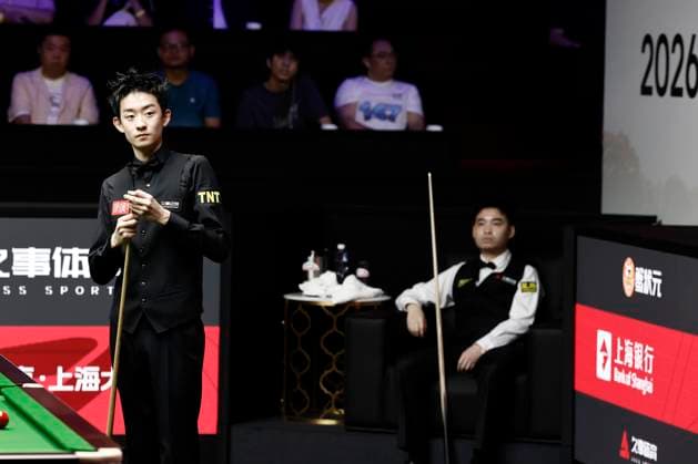SHANGHAI, CHINA - JULY 29: Wu Yize of China chalks the cue in the second round match against Si Jiahui of China on Day 3 of the 2026 Snooker Shanghai Masters at Luwan Gymnasium on July 29, 2026 in Shanghai, China.  Copyright: xChinaxNewsxServicex 111657200059
