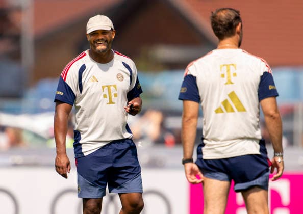 29.07.2026, Fussball Bundesliga 2026 2027, Trainingslager FC Bayern München in Rottach-Egern am Tegernsee (Bayern). Vormittags-Training am Stadion Birkenmoos, Trainer Vincent Kompany (FC Bayern München) lachend *** July 29, 2026, 2026–2027 Bundesliga, FC Bayern Munich training camp in Rottach-Egern on Lake Tegernsee, Bavaria; morning training session at Birkenmoos Stadium; coach Vincent Kompany of FC Bayern Munich smiling